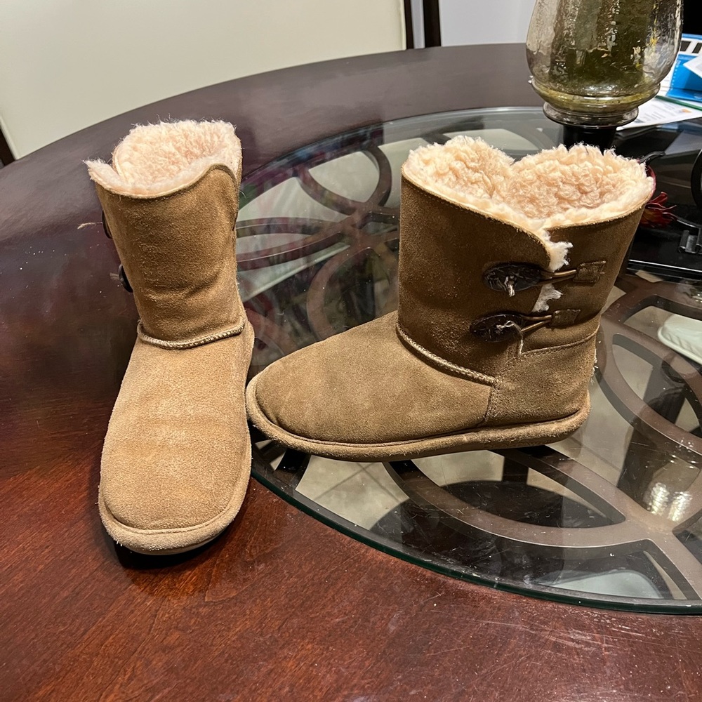 - - - - - - - - Bearpaw Youth casual slippers girls boots lined for warmth…
